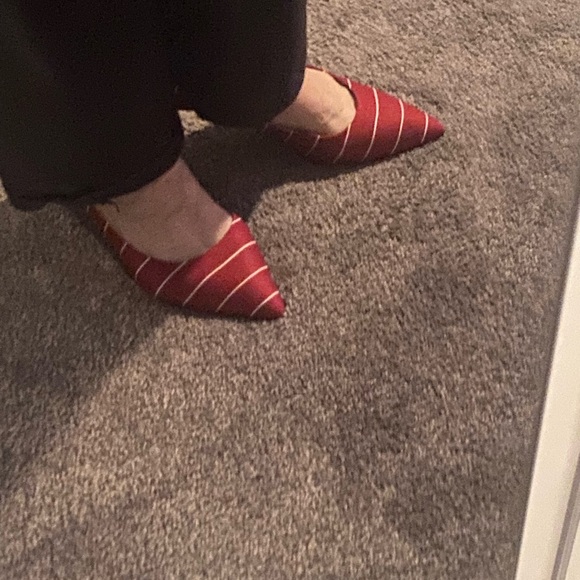 Candy stripe .. 2 1/2 inch heels.  ￼Shoe clips not included 
How cute 🎄🎄🎄 - Picture 8 of 9